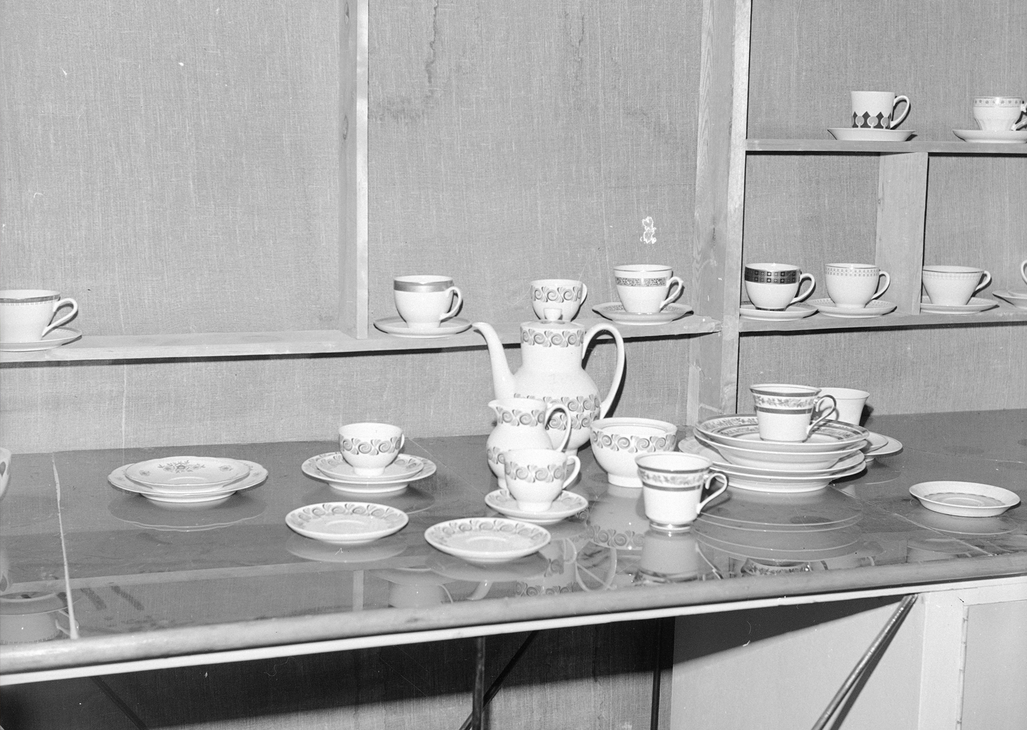 Wyprodukowane naczynia z Fabryki Porcelany w Ćmielowie, 1975, źródło: Narodowe Archiwum Cyfrowe.